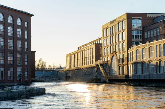 Tammerkoski ja sen rannalla vanhoja punatiilisiä tehdasrakennuksia.